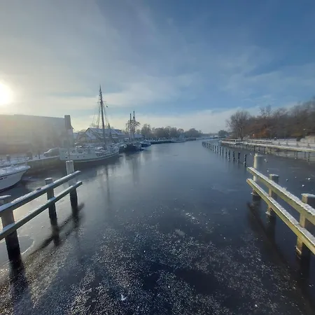 Hochwertige Ferienwohnung Direkt Am Wasser Mit Balkon *