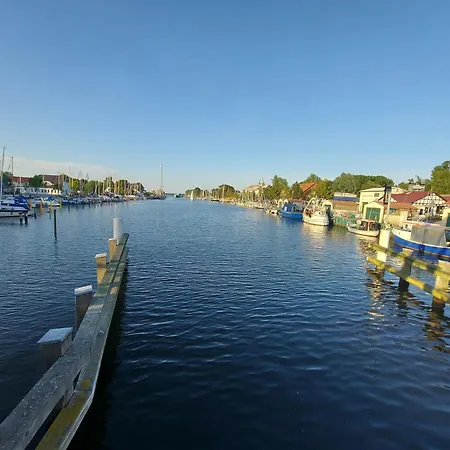 Hochwertige Ferienwohnung Direkt Am Wasser Mit Balkon