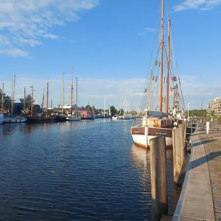 Hochwertige Ferienwohnung Direkt Am Wasser Mit Balkon