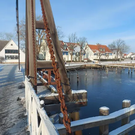 Hochwertige Ferienwohnung Direkt Am Wasser Mit Balkon Apartment